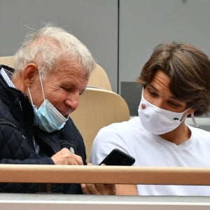 Patrick Poivre D'Arvor et son petit fils Jérémy lors des internationaux de tennis de Roland Garros à Paris le 8 Octobre 2020 © Chryslene Caillaud / Panoramic / Bestimage