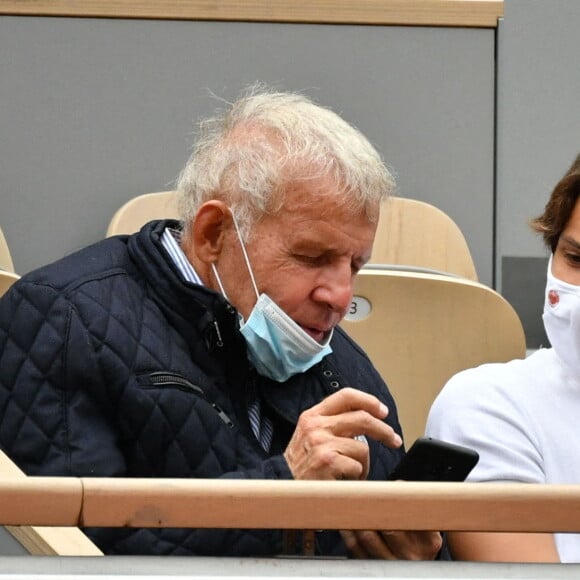 Patrick Poivre D'Arvor et son petit fils Jérémy lors des internationaux de tennis de Roland Garros à Paris le 8 Octobre 2020 © Chryslene Caillaud / Panoramic / Bestimage