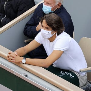 Patrick Poivre D'Arvor et son petit fils Jérémy lors des internationaux de tennis de Roland Garros à Paris le 8 Octobre 2020 © Dominique Jacovides / Bestimage