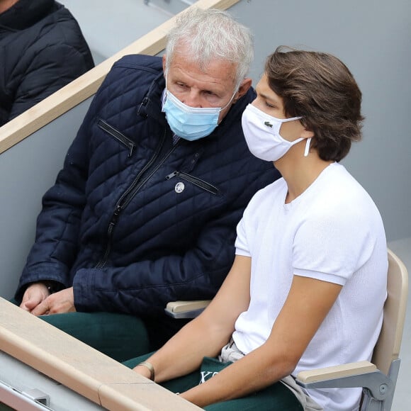 Patrick Poivre D'Arvor et son petit fils Jérémy lors des internationaux de tennis de Roland Garros à Paris le 8 Octobre 2020 © Dominique Jacovides / Bestimage