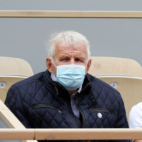 Patrick Poivre D'Arvor et son petit fils Jérémy lors des internationaux de tennis de Roland Garros à Paris le 8 Octobre 2020 © Dominique Jacovides / Bestimage