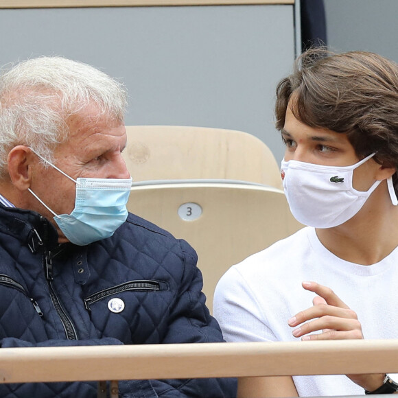 Patrick Poivre D'Arvor et son petit fils Jérémy lors des internationaux de tennis de Roland Garros à Paris le 8 Octobre 2020 © Dominique Jacovides / Bestimage