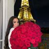 Milla Jasmine avec un gros bouquet de roses, le 11 octobre 2020