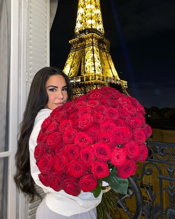 Milla Jasmine avec un gros bouquet de roses, le 11 octobre 2020