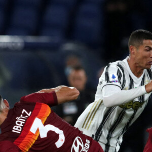 Cristiano Ronaldo (Juventus) entre Roger Ibanez et Gianluca Mancini (Roma) - Match de football série A Rome / Juventus de Turin (2-2) au stade Olimpico de Rome le 27 septembre 2020.
