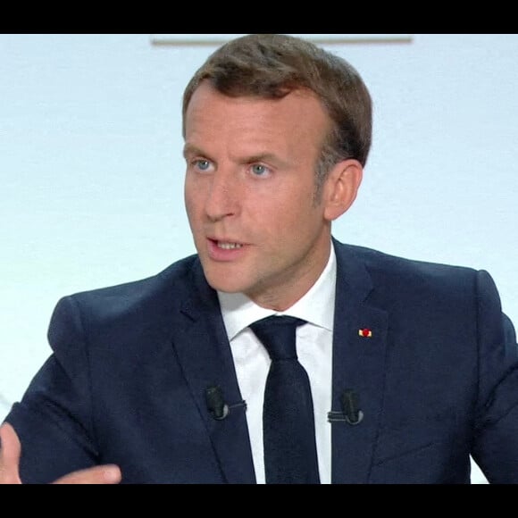 Le président Emmanuel Macron intervient à la télévision pour annoncer un couvre-feu dans les zones les plus touchées par l'épidémie de coronavirus (COVID-19). © Federico Pestellini / Panoramic / Bestimage