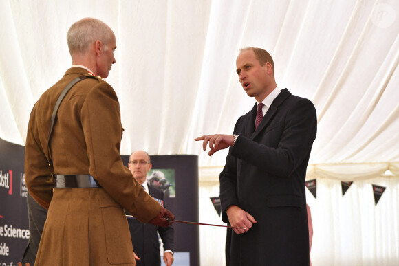 La reine Elizabeth II d'Angleterre et le prince William, duc de Cambridge, visitent le laboratoire des sciences et de la technologie de la défense (DSTL) à Porton Down, le 15 octobre 2020. Cette visite a pour but de voir l'enceinte énergétique, l'affichage des armes, les tactiques utilisées dans le contre-espionnage, ainsi que de rencontrer le personnel impliqué dans l'incident de Salisbury Novichok. La reine Elizabeth II d'Angleterre, arrivée séparément de son petit-fils, mène ici son premier engagement public à l'extérieur d'une résidence royale en sept mois, avant que la pandémie de coronavirus (Covid-19) ne frappe le pays. À cette occasion, aucun des deux ne portait de masque de protection contre le virus.
