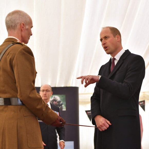 La reine Elizabeth II d'Angleterre et le prince William, duc de Cambridge, visitent le laboratoire des sciences et de la technologie de la défense (DSTL) à Porton Down, le 15 octobre 2020. Cette visite a pour but de voir l'enceinte énergétique, l'affichage des armes, les tactiques utilisées dans le contre-espionnage, ainsi que de rencontrer le personnel impliqué dans l'incident de Salisbury Novichok. La reine Elizabeth II d'Angleterre, arrivée séparément de son petit-fils, mène ici son premier engagement public à l'extérieur d'une résidence royale en sept mois, avant que la pandémie de coronavirus (Covid-19) ne frappe le pays. À cette occasion, aucun des deux ne portait de masque de protection contre le virus.