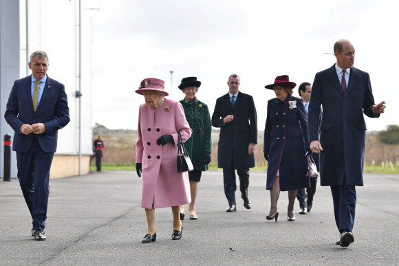 La reine Elizabeth II d'Angleterre et le prince William, duc de Cambridge, visitent le laboratoire des sciences et de la technologie de la défense (DSTL) à Porton Down, le 15 octobre 2020. Cette visite a pour but de voir l'enceinte énergétique, l'affichage des armes, les tactiques utilisées dans le contre-espionnage, ainsi que de rencontrer le personnel impliqué dans l'incident de Salisbury Novichok. La reine Elizabeth II d'Angleterre, arrivée séparément de son petit-fils, mène ici son premier engagement public à l'extérieur d'une résidence royale en sept mois, avant que la pandémie de coronavirus (Covid-19) ne frappe le pays. À cette occasion, aucun des deux ne portait de masque de protection contre le virus.