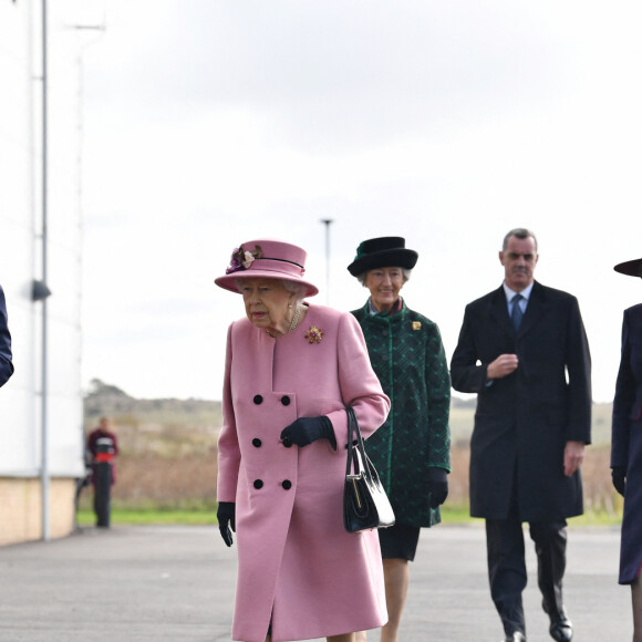 La reine Elizabeth II d'Angleterre et le prince William, duc de Cambridge, visitent le laboratoire des sciences et de la technologie de la défense (DSTL) à Porton Down, le 15 octobre 2020. Cette visite a pour but de voir l'enceinte énergétique, l'affichage des armes, les tactiques utilisées dans le contre-espionnage, ainsi que de rencontrer le personnel impliqué dans l'incident de Salisbury Novichok. La reine Elizabeth II d'Angleterre, arrivée séparément de son petit-fils, mène ici son premier engagement public à l'extérieur d'une résidence royale en sept mois, avant que la pandémie de coronavirus (Covid-19) ne frappe le pays. À cette occasion, aucun des deux ne portait de masque de protection contre le virus.