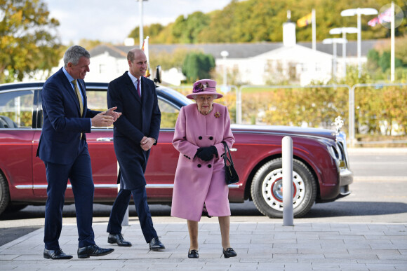 La reine Elizabeth II d'Angleterre et le prince William, duc de Cambridge, visitent le laboratoire des sciences et de la technologie de la défense (DSTL) à Porton Down, le 15 octobre 2020. Cette visite a pour but de voir l'enceinte énergétique, l'affichage des armes, les tactiques utilisées dans le contre-espionnage, ainsi que de rencontrer le personnel impliqué dans l'incident de Salisbury Novichok. La reine Elizabeth II d'Angleterre, arrivée séparément de son petit-fils, mène ici son premier engagement public à l'extérieur d'une résidence royale en sept mois, avant que la pandémie de coronavirus (Covid-19) ne frappe le pays. À cette occasion, aucun des deux ne portait de masque de protection contre le virus.