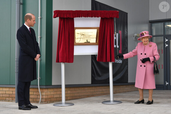 La reine Elizabeth II d'Angleterre et le prince William, duc de Cambridge, visitent le laboratoire des sciences et de la technologie de la défense (DSTL) à Porton Down, le 15 octobre 2020. Cette visite a pour but de voir l'enceinte énergétique, l'affichage des armes, les tactiques utilisées dans le contre-espionnage, ainsi que de rencontrer le personnel impliqué dans l'incident de Salisbury Novichok. La reine Elizabeth II d'Angleterre, arrivée séparément de son petit-fils, mène ici son premier engagement public à l'extérieur d'une résidence royale en sept mois, avant que la pandémie de coronavirus (Covid-19) ne frappe le pays. À cette occasion, aucun des deux ne portait de masque de protection contre le virus.
