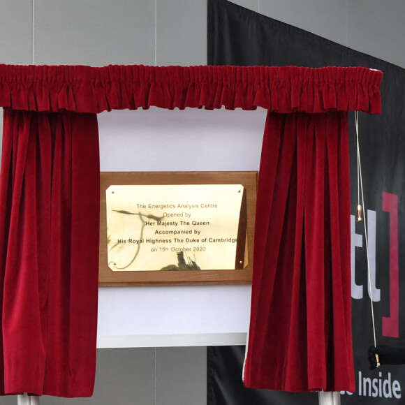 La reine Elizabeth II d'Angleterre et le prince William, duc de Cambridge, visitent le laboratoire des sciences et de la technologie de la défense (DSTL) à Porton Down, le 15 octobre 2020. Cette visite a pour but de voir l'enceinte énergétique, l'affichage des armes, les tactiques utilisées dans le contre-espionnage, ainsi que de rencontrer le personnel impliqué dans l'incident de Salisbury Novichok. La reine Elizabeth II d'Angleterre, arrivée séparément de son petit-fils, mène ici son premier engagement public à l'extérieur d'une résidence royale en sept mois, avant que la pandémie de coronavirus (Covid-19) ne frappe le pays. À cette occasion, aucun des deux ne portait de masque de protection contre le virus.