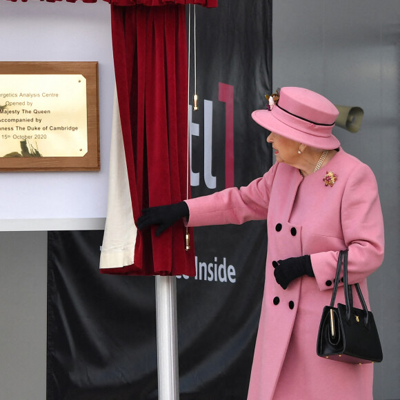 La reine Elizabeth II d'Angleterre et le prince William, duc de Cambridge, visitent le laboratoire des sciences et de la technologie de la défense (DSTL) à Porton Down, le 15 octobre 2020. Cette visite a pour but de voir l'enceinte énergétique, l'affichage des armes, les tactiques utilisées dans le contre-espionnage, ainsi que de rencontrer le personnel impliqué dans l'incident de Salisbury Novichok. La reine Elizabeth II d'Angleterre, arrivée séparément de son petit-fils, mène ici son premier engagement public à l'extérieur d'une résidence royale en sept mois, avant que la pandémie de coronavirus (Covid-19) ne frappe le pays. À cette occasion, aucun des deux ne portait de masque de protection contre le virus.