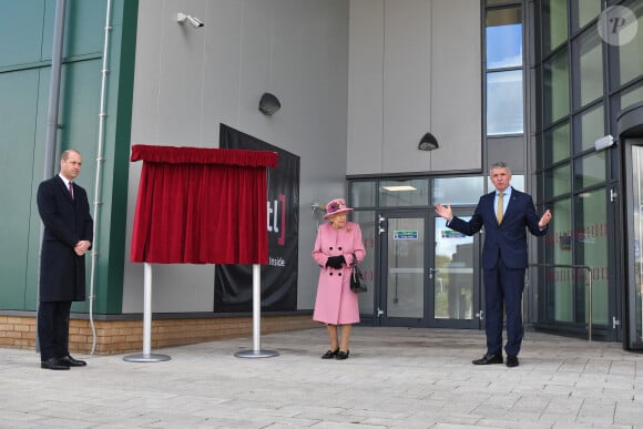 La reine Elizabeth II d'Angleterre et le prince William, duc de Cambridge, visitent le laboratoire des sciences et de la technologie de la défense (DSTL) à Porton Down, le 15 octobre 2020. Cette visite a pour but de voir l'enceinte énergétique, l'affichage des armes, les tactiques utilisées dans le contre-espionnage, ainsi que de rencontrer le personnel impliqué dans l'incident de Salisbury Novichok. La reine Elizabeth II d'Angleterre, arrivée séparément de son petit-fils, mène ici son premier engagement public à l'extérieur d'une résidence royale en sept mois, avant que la pandémie de coronavirus (Covid-19) ne frappe le pays. À cette occasion, aucun des deux ne portait de masque de protection contre le virus.