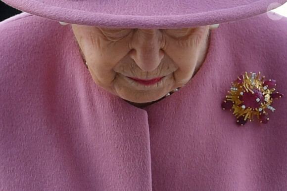 La reine Elizabeth II d'Angleterre et le prince William, duc de Cambridge, visitent le laboratoire des sciences et de la technologie de la défense (DSTL) à Porton Down, le 15 octobre 2020. Cette visite a pour but de voir l'enceinte énergétique, l'affichage des armes, les tactiques utilisées dans le contre-espionnage, ainsi que de rencontrer le personnel impliqué dans l'incident de Salisbury Novichok. La reine Elizabeth II d'Angleterre, arrivée séparément de son petit-fils, mène ici son premier engagement public à l'extérieur d'une résidence royale en sept mois, avant que la pandémie de coronavirus (Covid-19) ne frappe le pays. À cette occasion, aucun des deux ne portait de masque de protection contre le virus.