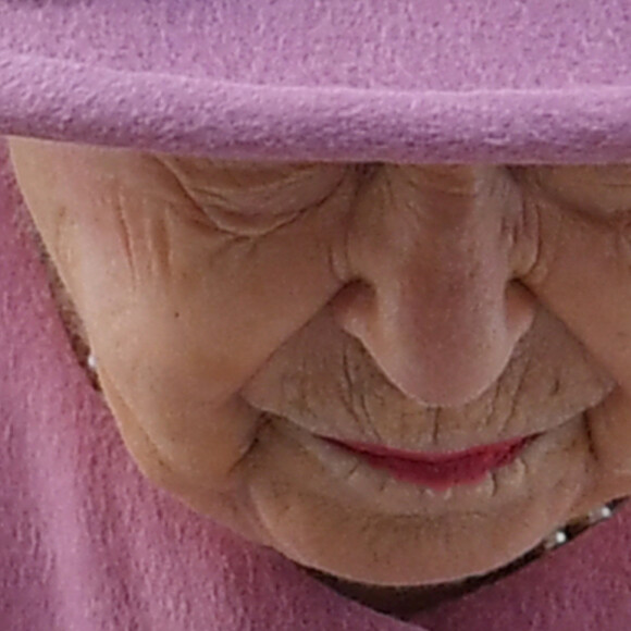 La reine Elizabeth II d'Angleterre et le prince William, duc de Cambridge, visitent le laboratoire des sciences et de la technologie de la défense (DSTL) à Porton Down, le 15 octobre 2020. Cette visite a pour but de voir l'enceinte énergétique, l'affichage des armes, les tactiques utilisées dans le contre-espionnage, ainsi que de rencontrer le personnel impliqué dans l'incident de Salisbury Novichok. La reine Elizabeth II d'Angleterre, arrivée séparément de son petit-fils, mène ici son premier engagement public à l'extérieur d'une résidence royale en sept mois, avant que la pandémie de coronavirus (Covid-19) ne frappe le pays. À cette occasion, aucun des deux ne portait de masque de protection contre le virus.