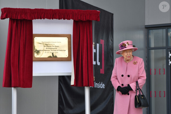 La reine Elizabeth II d'Angleterre et le prince William, duc de Cambridge, visitent le laboratoire des sciences et de la technologie de la défense (DSTL) à Porton Down, le 15 octobre 2020. Cette visite a pour but de voir l'enceinte énergétique, l'affichage des armes, les tactiques utilisées dans le contre-espionnage, ainsi que de rencontrer le personnel impliqué dans l'incident de Salisbury Novichok. La reine Elizabeth II d'Angleterre, arrivée séparément de son petit-fils, mène ici son premier engagement public à l'extérieur d'une résidence royale en sept mois, avant que la pandémie de coronavirus (Covid-19) ne frappe le pays. À cette occasion, aucun des deux ne portait de masque de protection contre le virus.