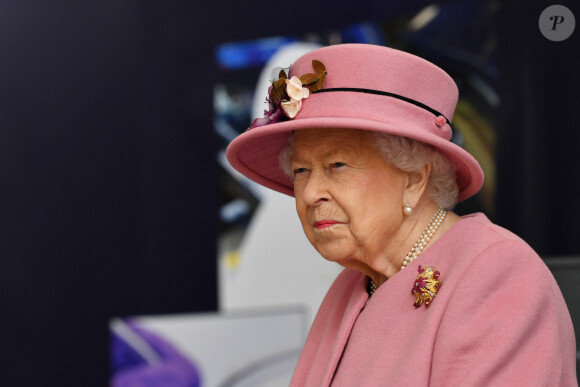 La reine Elizabeth II d'Angleterre et le prince William, duc de Cambridge, visitent le laboratoire des sciences et de la technologie de la défense (DSTL) à Porton Down, le 15 octobre 2020. Cette visite a pour but de voir l'enceinte énergétique, l'affichage des armes, les tactiques utilisées dans le contre-espionnage, ainsi que de rencontrer le personnel impliqué dans l'incident de Salisbury Novichok. La reine Elizabeth II d'Angleterre, arrivée séparément de son petit-fils, mène ici son premier engagement public à l'extérieur d'une résidence royale en sept mois, avant que la pandémie de coronavirus (Covid-19) ne frappe le pays. À cette occasion, aucun des deux ne portait de masque de protection contre le virus.
