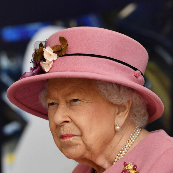 La reine Elizabeth II d'Angleterre et le prince William, duc de Cambridge, visitent le laboratoire des sciences et de la technologie de la défense (DSTL) à Porton Down, le 15 octobre 2020. Cette visite a pour but de voir l'enceinte énergétique, l'affichage des armes, les tactiques utilisées dans le contre-espionnage, ainsi que de rencontrer le personnel impliqué dans l'incident de Salisbury Novichok. La reine Elizabeth II d'Angleterre, arrivée séparément de son petit-fils, mène ici son premier engagement public à l'extérieur d'une résidence royale en sept mois, avant que la pandémie de coronavirus (Covid-19) ne frappe le pays. À cette occasion, aucun des deux ne portait de masque de protection contre le virus.