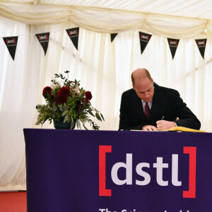 La reine Elizabeth II d'Angleterre et le prince William, duc de Cambridge, visitent le laboratoire des sciences et de la technologie de la défense (DSTL) à Porton Down, le 15 octobre 2020. Cette visite a pour but de voir l'enceinte énergétique, l'affichage des armes, les tactiques utilisées dans le contre-espionnage, ainsi que de rencontrer le personnel impliqué dans l'incident de Salisbury Novichok. La reine Elizabeth II d'Angleterre, arrivée séparément de son petit-fils, mène ici son premier engagement public à l'extérieur d'une résidence royale en sept mois, avant que la pandémie de coronavirus (Covid-19) ne frappe le pays. À cette occasion, aucun des deux ne portait de masque de protection contre le virus.