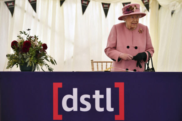 La reine Elizabeth II d'Angleterre et le prince William, duc de Cambridge, visitent le laboratoire des sciences et de la technologie de la défense (DSTL) à Porton Down, le 15 octobre 2020. Cette visite a pour but de voir l'enceinte énergétique, l'affichage des armes, les tactiques utilisées dans le contre-espionnage, ainsi que de rencontrer le personnel impliqué dans l'incident de Salisbury Novichok. La reine Elizabeth II d'Angleterre, arrivée séparément de son petit-fils, mène ici son premier engagement public à l'extérieur d'une résidence royale en sept mois, avant que la pandémie de coronavirus (Covid-19) ne frappe le pays. À cette occasion, aucun des deux ne portait de masque de protection contre le virus.