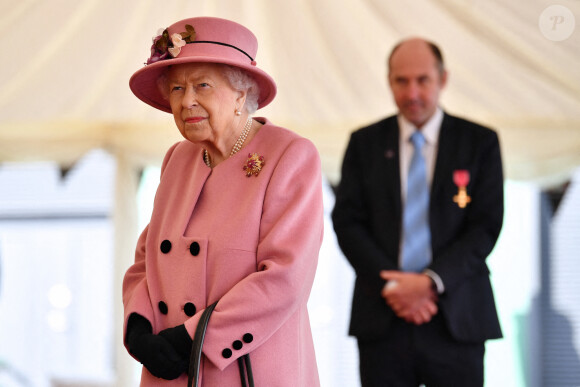 La reine Elizabeth II d'Angleterre et le prince William, duc de Cambridge, visitent le laboratoire des sciences et de la technologie de la défense (DSTL) à Porton Down, le 15 octobre 2020. Cette visite a pour but de voir l'enceinte énergétique, l'affichage des armes, les tactiques utilisées dans le contre-espionnage, ainsi que de rencontrer le personnel impliqué dans l'incident de Salisbury Novichok. La reine Elizabeth II d'Angleterre, arrivée séparément de son petit-fils, mène ici son premier engagement public à l'extérieur d'une résidence royale en sept mois, avant que la pandémie de coronavirus (Covid-19) ne frappe le pays. À cette occasion, aucun des deux ne portait de masque de protection contre le virus.