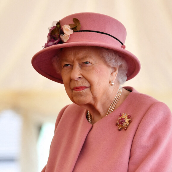 La reine Elizabeth II d'Angleterre et le prince William, duc de Cambridge, visitent le laboratoire des sciences et de la technologie de la défense (DSTL) à Porton Down, le 15 octobre 2020. Cette visite a pour but de voir l'enceinte énergétique, l'affichage des armes, les tactiques utilisées dans le contre-espionnage, ainsi que de rencontrer le personnel impliqué dans l'incident de Salisbury Novichok. La reine Elizabeth II d'Angleterre, arrivée séparément de son petit-fils, mène ici son premier engagement public à l'extérieur d'une résidence royale en sept mois, avant que la pandémie de coronavirus (Covid-19) ne frappe le pays. À cette occasion, aucun des deux ne portait de masque de protection contre le virus.