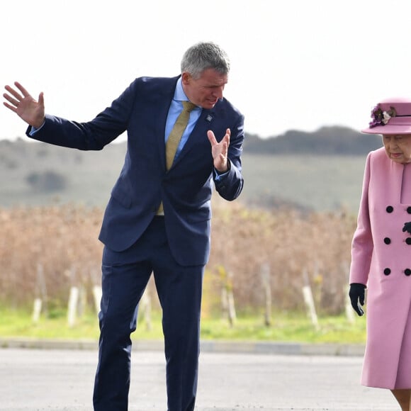 La reine Elizabeth II d'Angleterre et le prince William, duc de Cambridge, visitent le laboratoire des sciences et de la technologie de la défense (DSTL) à Porton Down, le 15 octobre 2020. Cette visite a pour but de voir l'enceinte énergétique, l'affichage des armes, les tactiques utilisées dans le contre-espionnage, ainsi que de rencontrer le personnel impliqué dans l'incident de Salisbury Novichok. La reine Elizabeth II d'Angleterre, arrivée séparément de son petit-fils, mène ici son premier engagement public à l'extérieur d'une résidence royale en sept mois, avant que la pandémie de coronavirus (Covid-19) ne frappe le pays. À cette occasion, aucun des deux ne portait de masque de protection contre le virus.