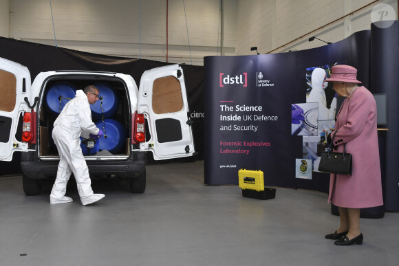La reine Elizabeth II d'Angleterre et le prince William, duc de Cambridge, visitent le laboratoire des sciences et de la technologie de la défense (DSTL) à Porton Down, le 15 octobre 2020. Cette visite a pour but de voir l'enceinte énergétique, l'affichage des armes, les tactiques utilisées dans le contre-espionnage, ainsi que de rencontrer le personnel impliqué dans l'incident de Salisbury Novichok. La reine Elizabeth II d'Angleterre, arrivée séparément de son petit-fils, mène ici son premier engagement public à l'extérieur d'une résidence royale en sept mois, avant que la pandémie de coronavirus (Covid-19) ne frappe le pays. À cette occasion, aucun des deux ne portait de masque de protection contre le virus.