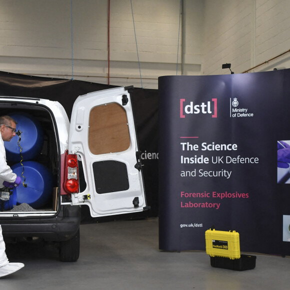 La reine Elizabeth II d'Angleterre et le prince William, duc de Cambridge, visitent le laboratoire des sciences et de la technologie de la défense (DSTL) à Porton Down, le 15 octobre 2020. Cette visite a pour but de voir l'enceinte énergétique, l'affichage des armes, les tactiques utilisées dans le contre-espionnage, ainsi que de rencontrer le personnel impliqué dans l'incident de Salisbury Novichok. La reine Elizabeth II d'Angleterre, arrivée séparément de son petit-fils, mène ici son premier engagement public à l'extérieur d'une résidence royale en sept mois, avant que la pandémie de coronavirus (Covid-19) ne frappe le pays. À cette occasion, aucun des deux ne portait de masque de protection contre le virus.