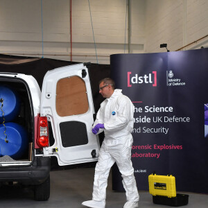 La reine Elizabeth II d'Angleterre et le prince William, duc de Cambridge, visitent le laboratoire des sciences et de la technologie de la défense (DSTL) à Porton Down, le 15 octobre 2020. Cette visite a pour but de voir l'enceinte énergétique, l'affichage des armes, les tactiques utilisées dans le contre-espionnage, ainsi que de rencontrer le personnel impliqué dans l'incident de Salisbury Novichok. La reine Elizabeth II d'Angleterre, arrivée séparément de son petit-fils, mène ici son premier engagement public à l'extérieur d'une résidence royale en sept mois, avant que la pandémie de coronavirus (Covid-19) ne frappe le pays. À cette occasion, aucun des deux ne portait de masque de protection contre le virus.