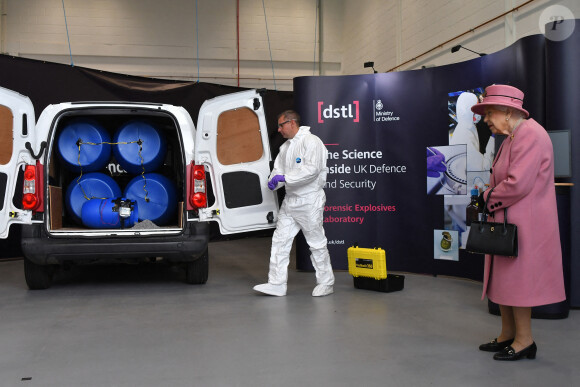 La reine Elizabeth II d'Angleterre et le prince William, duc de Cambridge, visitent le laboratoire des sciences et de la technologie de la défense (DSTL) à Porton Down, le 15 octobre 2020. Cette visite a pour but de voir l'enceinte énergétique, l'affichage des armes, les tactiques utilisées dans le contre-espionnage, ainsi que de rencontrer le personnel impliqué dans l'incident de Salisbury Novichok. La reine Elizabeth II d'Angleterre, arrivée séparément de son petit-fils, mène ici son premier engagement public à l'extérieur d'une résidence royale en sept mois, avant que la pandémie de coronavirus (Covid-19) ne frappe le pays. À cette occasion, aucun des deux ne portait de masque de protection contre le virus.