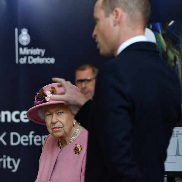 La reine Elizabeth II d'Angleterre et le prince William, duc de Cambridge, visitent le laboratoire des sciences et de la technologie de la défense (DSTL) à Porton Down, le 15 octobre 2020. Cette visite a pour but de voir l'enceinte énergétique, l'affichage des armes, les tactiques utilisées dans le contre-espionnage, ainsi que de rencontrer le personnel impliqué dans l'incident de Salisbury Novichok. La reine Elizabeth II d'Angleterre, arrivée séparément de son petit-fils, mène ici son premier engagement public à l'extérieur d'une résidence royale en sept mois, avant que la pandémie de coronavirus (Covid-19) ne frappe le pays. À cette occasion, aucun des deux ne portait de masque de protection contre le virus.