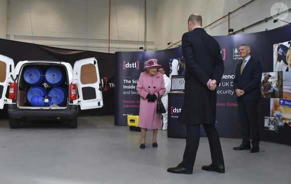 La reine Elizabeth II d'Angleterre et le prince William, duc de Cambridge, visitent le laboratoire des sciences et de la technologie de la défense (DSTL) à Porton Down, le 15 octobre 2020. Cette visite a pour but de voir l'enceinte énergétique, l'affichage des armes, les tactiques utilisées dans le contre-espionnage, ainsi que de rencontrer le personnel impliqué dans l'incident de Salisbury Novichok. La reine Elizabeth II d'Angleterre, arrivée séparément de son petit-fils, mène ici son premier engagement public à l'extérieur d'une résidence royale en sept mois, avant que la pandémie de coronavirus (Covid-19) ne frappe le pays. À cette occasion, aucun des deux ne portait de masque de protection contre le virus.