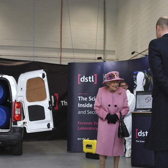 La reine Elizabeth II d'Angleterre et le prince William, duc de Cambridge, visitent le laboratoire des sciences et de la technologie de la défense (DSTL) à Porton Down, le 15 octobre 2020. Cette visite a pour but de voir l'enceinte énergétique, l'affichage des armes, les tactiques utilisées dans le contre-espionnage, ainsi que de rencontrer le personnel impliqué dans l'incident de Salisbury Novichok. La reine Elizabeth II d'Angleterre, arrivée séparément de son petit-fils, mène ici son premier engagement public à l'extérieur d'une résidence royale en sept mois, avant que la pandémie de coronavirus (Covid-19) ne frappe le pays. À cette occasion, aucun des deux ne portait de masque de protection contre le virus.