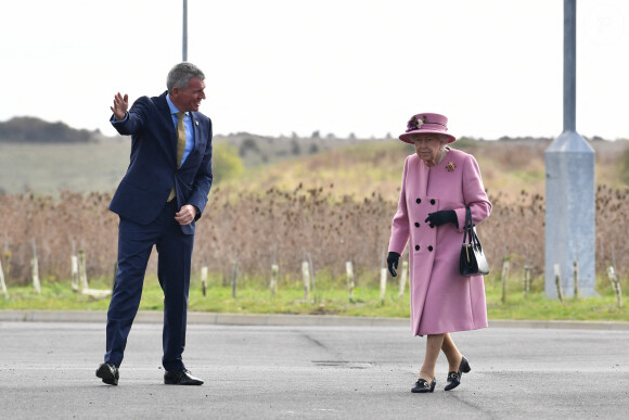 La reine Elizabeth II d'Angleterre et le prince William, duc de Cambridge, visitent le laboratoire des sciences et de la technologie de la défense (DSTL) à Porton Down, le 15 octobre 2020. Cette visite a pour but de voir l'enceinte énergétique, l'affichage des armes, les tactiques utilisées dans le contre-espionnage, ainsi que de rencontrer le personnel impliqué dans l'incident de Salisbury Novichok. La reine Elizabeth II d'Angleterre, arrivée séparément de son petit-fils, mène ici son premier engagement public à l'extérieur d'une résidence royale en sept mois, avant que la pandémie de coronavirus (Covid-19) ne frappe le pays. À cette occasion, aucun des deux ne portait de masque de protection contre le virus.