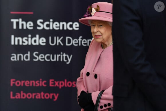 La reine Elizabeth II d'Angleterre et le prince William, duc de Cambridge, visitent le laboratoire des sciences et de la technologie de la défense (DSTL) à Porton Down, le 15 octobre 2020. Cette visite a pour but de voir l'enceinte énergétique, l'affichage des armes, les tactiques utilisées dans le contre-espionnage, ainsi que de rencontrer le personnel impliqué dans l'incident de Salisbury Novichok. La reine Elizabeth II d'Angleterre, arrivée séparément de son petit-fils, mène ici son premier engagement public à l'extérieur d'une résidence royale en sept mois, avant que la pandémie de coronavirus (Covid-19) ne frappe le pays. À cette occasion, aucun des deux ne portait de masque de protection contre le virus.