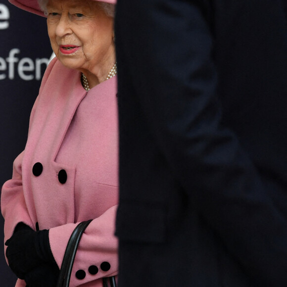 La reine Elizabeth II d'Angleterre et le prince William, duc de Cambridge, visitent le laboratoire des sciences et de la technologie de la défense (DSTL) à Porton Down, le 15 octobre 2020. Cette visite a pour but de voir l'enceinte énergétique, l'affichage des armes, les tactiques utilisées dans le contre-espionnage, ainsi que de rencontrer le personnel impliqué dans l'incident de Salisbury Novichok. La reine Elizabeth II d'Angleterre, arrivée séparément de son petit-fils, mène ici son premier engagement public à l'extérieur d'une résidence royale en sept mois, avant que la pandémie de coronavirus (Covid-19) ne frappe le pays. À cette occasion, aucun des deux ne portait de masque de protection contre le virus.