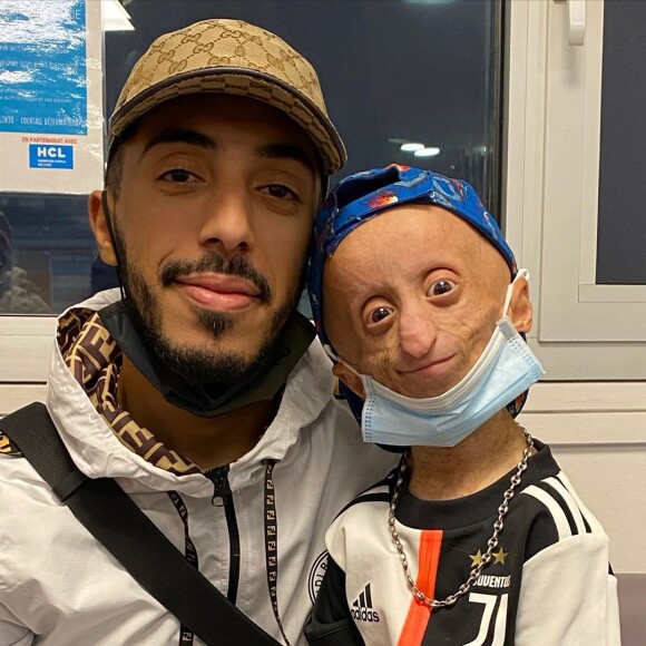 Sania avec gamemixtreizeoff, youtubeur dont elle était très proche. C'est lui qui a annoncé sa mort, le jeudi 15 octobre 2020. Atteinte de progéria, l'influenceuse est décédée à l'âge de 16 ans. 