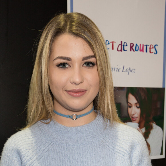 Exclusif -  EnjoyPhoenix (Marie Lopez) dédicace son livre "Carnet de routes " à la foire du livre de Bruxelles, Belgique, le 10 mars 2017. Elle est accompagnée de son nouveau compagnon (qu'elle a dévoilé sur snapchat avec un tweet: "La team snap sait tout maintenant".) 