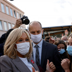 Jean-Michel Blanquer, ministre de l'Education, Richard Delepierre, maire Le Chesnay-Rocquencourt-Rocquencourt - Brigitte Macron fait une dictée aux écoliers en soutien à l'Association Européenne de Leucodystrophie (ELA), au collège Charles-Peguy, Chesnay-Rocquencourt le 12 octobre 2020. © Thomas Coex / Pool / Bestimage 