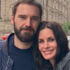 Courteney Cox et son chéri Johnny McDaid en couple sur Instagram.