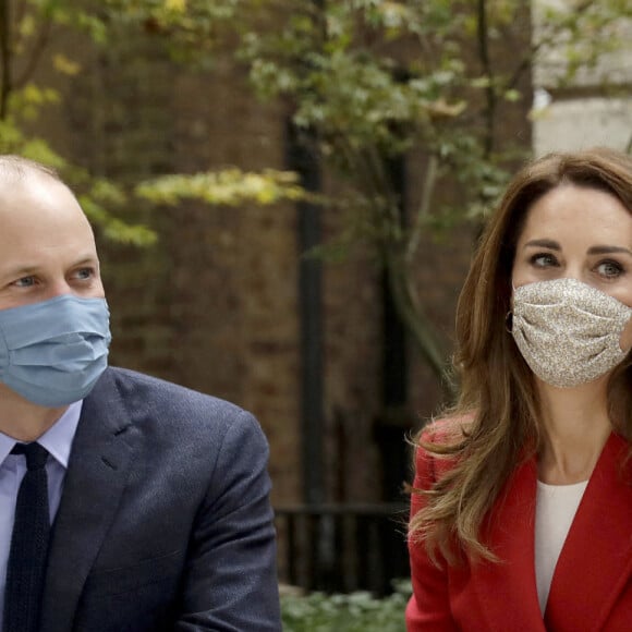 Le prince William, duc de Cambridge, et Catherine (Kate) Middleton, duchesse de Cambridge, visitent l'hôpital St. Bartholomew dans le cadre du projet photographique "Hold Still". Londres. Le 20 octobre 2020.