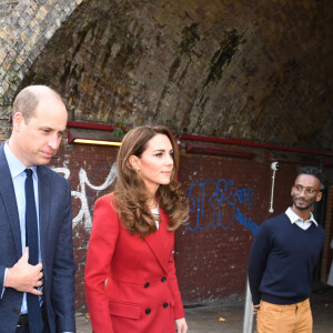 Le prince William, duc de Cambridge, et Kate Middleton, duchesse de Cambridge, visitent l'exposition photographique du projet "Hold Still" à Waterloo Station à Londres, le 20 octobre 2020.