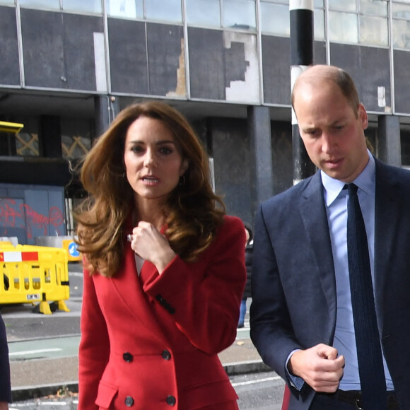 Le prince William, duc de Cambridge, et Kate Middleton, duchesse de Cambridge, visitent l'exposition photographique du projet "Hold Still" à Waterloo Station à Londres, le 20 octobre 2020.