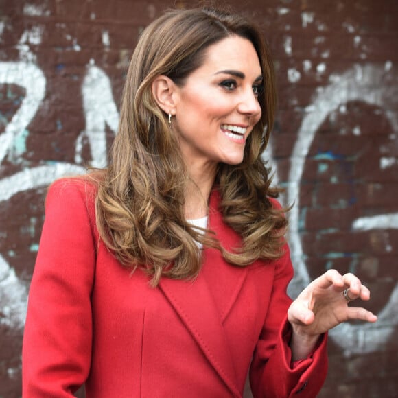 Le prince William, duc de Cambridge, et Kate Middleton, duchesse de Cambridge, visitent l'exposition photographique du projet "Hold Still" à Waterloo Station à Londres, le 20 octobre 2020.