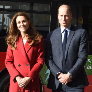 Le prince William, duc de Cambridge, et Kate Middleton, duchesse de Cambridge, visitent l'exposition photographique du projet "Hold Still" à Waterloo Station à Londres