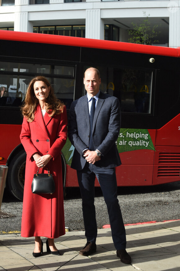 Le prince William, duc de Cambridge, et Kate Middleton, duchesse de Cambridge, visitent l'exposition photographique du projet "Hold Still" à Waterloo Station à Londres