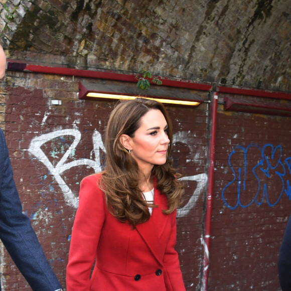 Le prince William, duc de Cambridge, et Kate Middleton, duchesse de Cambridge, visitent l'exposition photographique du projet "Hold Still" à Waterloo Station à Londres, le 20 octobre 2020.